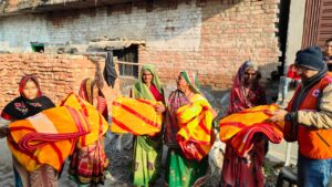 Blankets were distributed : इंडियन रेडक्रॉस सोसाइटी ने सर्दी से राहत के लिए बुजुर्गों, महिलाओं और दिव्यांगजनों को कम्बल वितरित किए