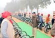 500 torches were distributed : पुलिस अधीक्षक गोण्डा विनीत जायसवाल द्वारा रिजर्व पुलिस लाइन गोण्डा में जनपद के विभिन्न थानों से आए ग्राम प्रहरियों को 150 साइकिल व 500 टॉर्च वितरित की