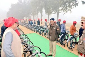 500 torches were distributed : पुलिस अधीक्षक गोण्डा विनीत जायसवाल द्वारा रिजर्व पुलिस लाइन गोण्डा में जनपद के विभिन्न थानों से आए ग्राम प्रहरियों को 150 साइकिल व 500 टॉर्च वितरित की