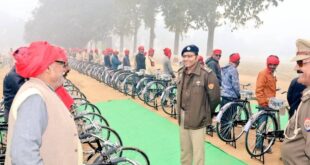 500 torches were distributed : पुलिस अधीक्षक गोण्डा विनीत जायसवाल द्वारा रिजर्व पुलिस लाइन गोण्डा में जनपद के विभिन्न थानों से आए ग्राम प्रहरियों को 150 साइकिल व 500 टॉर्च वितरित की