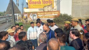 On-site inspection : स्वर्ग आश्रम रोड स्थित ग्रीन वैली का जिलाधिकारी ने किया स्थलीय निरीक्षण, जलभराव व नाली निर्माण की समस्याओं पर दिए जांच के निर्देश