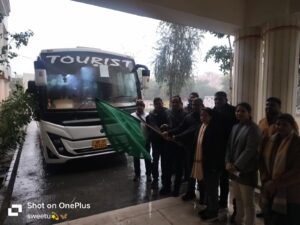 Uttar Pradesh Day : मुख्य विकास अधिकारी ने हरी झंडी दिखाकर हापुड़ से 40 ख्यातिलब्ध महानुभावों को उत्तर प्रदेश दिवस 2026 लखनऊ रवाना किया ?