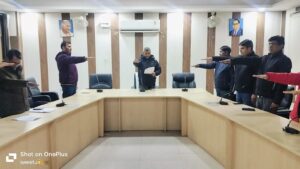 Took the voter oath: मुख्य विकास अधिकारी हिमांशु गौतम ने विकास भवन में सोलहवें राष्ट्रीय मतदाता दिवस पर अधिकारियों को मतदाता शपथ दिलाई ?