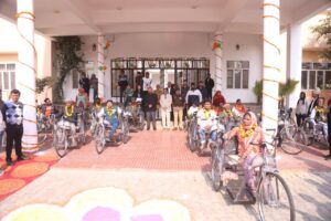 Minister Narendra Kashyap on Republic Day : हापुड़ में गणतंत्र दिवस पर मंत्री नरेंद्र कश्यप ने 72 दिव्यांगजनों को सहायक उपकरण वितरित किए