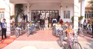 Minister Narendra Kashyap on Republic Day : हापुड़ में गणतंत्र दिवस पर मंत्री नरेंद्र कश्यप ने 72 दिव्यांगजनों को सहायक उपकरण वितरित किए