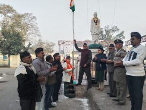 Garlands were offered : राष्ट्रीय सैनिक संस्था जिला इकाई हापुड़ द्वारा गणतंत्र दिवस पर ध्वजारोहण, शास्त्री जी की प्रतिमा पर किया गया माल्यार्पण