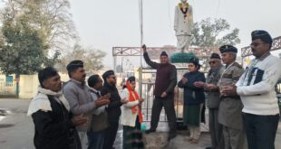 Garlands were offered : राष्ट्रीय सैनिक संस्था जिला इकाई हापुड़ द्वारा गणतंत्र दिवस पर ध्वजारोहण, शास्त्री जी की प्रतिमा पर किया गया माल्यार्पण