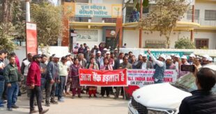 Demand for work : जौनपुर में यू.एफ.बी.यू.के बैनर तले बैंक कर्मचारियों का जोरदार आंदोलन, सप्ताह में 5 दिन काम करने की मांग