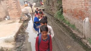 Social worker Sumit Shukla : कीचड़ भरे रास्ते से स्कूली बच्चों की जलभराव समस्या पर ज्ञापन सौंपूंगा: समाजसेवी सुमित शुक्ला ?