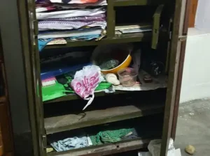 Jewelry and cash worth millions stolen : केराकत में मुंबई गए परिवार के बंद घर से लाखों के जेवर नकदी चोरी