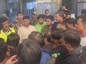 Flew away : जयपुर एयरपोर्ट पर उड़ान में देरी पर यात्रियों ने किया विरोध प्रदर्शन, छह घंटे देरी से उड़ी उड़ान ?