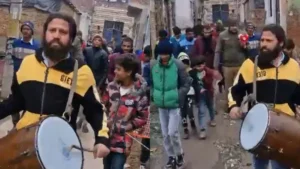 Police officers outside : हापुड़ के हिस्ट्रीशिटर दीपक के घर के बाहर पुलिसवालों ने क्यों बजाया ढोल