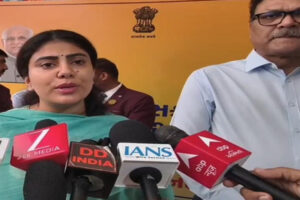 Encouragement of students : गुजरात में बोर्ड परीक्षाएं शुरू, मंत्री रिवाबा जडेजा ने गांधीनगर सेंटर पर बढ़ाया छात्रों का हौसला