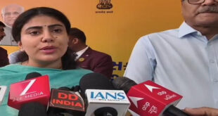 Encouragement of students : गुजरात में बोर्ड परीक्षाएं शुरू, मंत्री रिवाबा जडेजा ने गांधीनगर सेंटर पर बढ़ाया छात्रों का हौसला