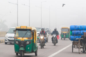 Relief from pollution : तेज हवाओं का असर : येलो जोन में दिल्ली-नोएडा-गाजियाबाद के कई इलाके, प्रदूषण से मिली राहत