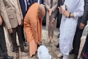 Recite Sanskrit verses : जापान में बच्चे ने जीता CM योगी का दिल, पैर छूकर लिया आशीर्वाद और सुनाए संस्कृत के श्लोक