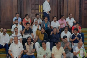 Last night : कर्नाटक शराब घोटाला: भाजपा-JDS विधायकों ने विधानसभा में गुजारी रात, भजन-गीत और नारों के साथ सुबह फिर प्रदर्शन