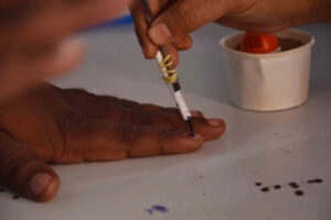 Voters casting their votes : तेलंगाना में नगर निगम चुनाव के लिए मतदान जारी, 52 लाख से अधिक मतदाता कर रहे मतदान