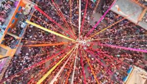 Radha-Krishna form : बरसाना में लट्ठमार होली का अद्भुत नजारा, हुरियारों-हुरियारिनों ने लिया राधा-कृष्ण स्वरूप