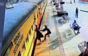 The girl's life was saved : सिहोर जंक्शन पर रेलवे कर्मचारी ने बचाई युवती की जान