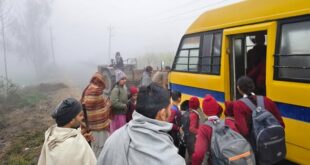 A major accident was averted : सड़क में बने खतरनाक गड्ढे बने हादसे की वजह स्कूल के बच्चों की बस दुर्घटनाग्रस्त, बड़ा हादसा टला