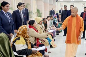 They gave assurances of a solution : सीएम योगी ने लगाया जनता दरबार, आमजन की समस्याओं के समाधान का दिया भरोसा