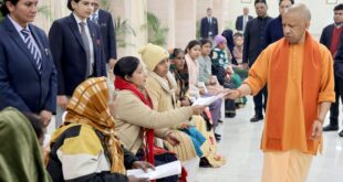 They gave assurances of a solution : सीएम योगी ने लगाया जनता दरबार, आमजन की समस्याओं के समाधान का दिया भरोसा