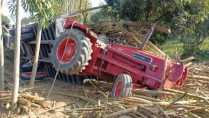 A young man died on the spot : मिर्ज़ापुर में दर्दनाक हादसा: लकड़ी से भरी ट्रैक्टर-ट्रॉली पलटी, एक युवक की मौके पर मौत