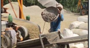 Made from plastic waste : यूपी के गांव हो रहे हाईटेक, प्लास्टिक कचरे से बनाई 75 किलोमीटर लंबी सड़क