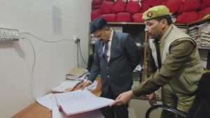 An unannounced inspection was conducted : थाना खुटहन का जिलाधिकारी डॉ. दिनेश चंद्र ने औचक किया निरीक्षण ?