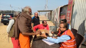 Student, saint, social worker : प्रयागराज में रेडक्रास द्वारा निःशुल्क होमियोपैथिक शिविर, सैकड़ों श्रद्धालु लाभान्वित हुए विद्यार्थी संत सेवाकर्मी
