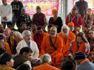 Met with saints : संस्था के प्रतिनिधिमंडल ने महामंडलेश्वर को दिया समर्थन, यूजीसी बिल के विरोध में अनशनरत संतों से की मुलाकात