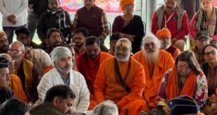 Met with saints : संस्था के प्रतिनिधिमंडल ने महामंडलेश्वर को दिया समर्थन, यूजीसी बिल के विरोध में अनशनरत संतों से की मुलाकात