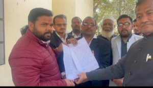 Memorandum submitted : फिल्म ‘घूसखोर पंडत’ के विरुद्ध ब्राह्मण समाज का विरोध प्रदर्शन, खागा तहसील परिसर में सौंपा गया ज्ञापन