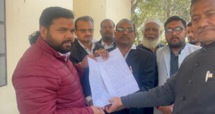 Memorandum submitted : फिल्म ‘घूसखोर पंडत’ के विरुद्ध ब्राह्मण समाज का विरोध प्रदर्शन, खागा तहसील परिसर में सौंपा गया ज्ञापन