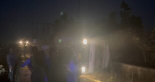 Saved his life by jumping : कुटेसरा मार्ग पर ओवरलोड गन्ना ट्रक पलटा, चालक ने कूदकर बचाई जान