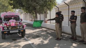 By showing the green flag : महिलाओं की सुरक्षा के लिए "शक्ति मोबाइल टीम" का गठन पुलिस लाइन जौनपुर से हरी झण्डी दिखाकर वाहन को किया गया रवाना ?