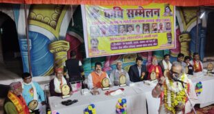 Hundreds of people enjoyed : ग्राम भाथा में रामलीला मंच पर आयोजित कवि सम्मेलन सैकड़ों लोगों ने आनंद लिया ?