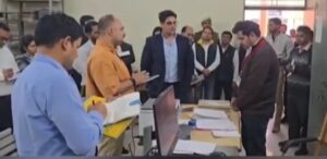 Strictness shown on negligence : हापुड़ कलेक्ट्रेट का निरीक्षण: कमिश्नर ने सरकारी कार्यों में लापरवाही पर दिखाई सख्ती