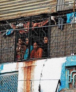 Criminals escape, system fails : भारत में वेश्यावृत्ति गैरकानूनी, लेकिन कानून कमजोर; अपराधी बचते, व्यवस्था विफल