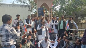 Condemnation of the government : लखनऊ में कांग्रेस कार्यकर्ताओं पर लाठीचार्ज, धरना-नारेबाजी, योगी आदित्यनाथ सरकार की निंदा ?