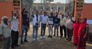 Symbolic protest : कैशलेस चिकित्सा सुविधा की मांग को लेकर शिक्षणेत्तर कर्मचारियों का सांकेतिक विरोध