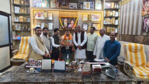 The society honored : गढ़ रोड किशनगंज कॉलोनी में शिक्षक अमित शर्मा को ब्राह्मण समाज ने सम्मानित किया