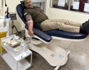 Blood donation after breaking the fast : दून पुलिस ने फिर निभाया मानवता का धर्म: रोजा तोड़कर किया रक्तदान