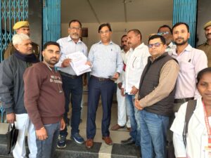 Contract workers : फतेहपुर NHM संविदा कर्मियों ने वेतन विलंब, सेवा असुरक्षा और सामाजिक सुरक्षा के लिए ज्ञापन दिया