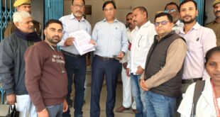 Contract workers : फतेहपुर NHM संविदा कर्मियों ने वेतन विलंब, सेवा असुरक्षा और सामाजिक सुरक्षा के लिए ज्ञापन दिया