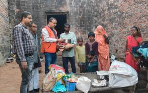 Relief material given to Pintu : इंडियन रेड क्रॉस सोसाइटी ने आग पीड़ित पिंटू को राहत सामग्री दी ?
