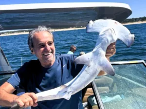 Post selfie : क्या एक फोटो के लिए ले ली बेजुबान की जान? 72 साल के पूर्व मंत्री ने मारी दुर्लभ शार्क, फिर पोस्ट की सेल्फी