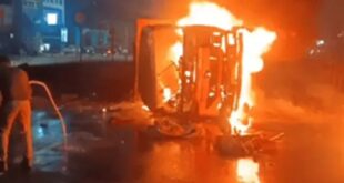 Death by burning alive : जयपुर-आगरा हाईवे पर भीषण हादसा : कोयले से भरा ट्रेलर पलटा, केबिन में फंसे ड्राइवर की जिंदा जलने से मौत