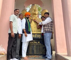 Martyrs at Ganmukteshwar : शहीद दिवस पर गणमुक्तेश्वर में शहीदों को श्रद्धांजलि: किसान नेता हरीश हूण ने किया माल्यार्पण